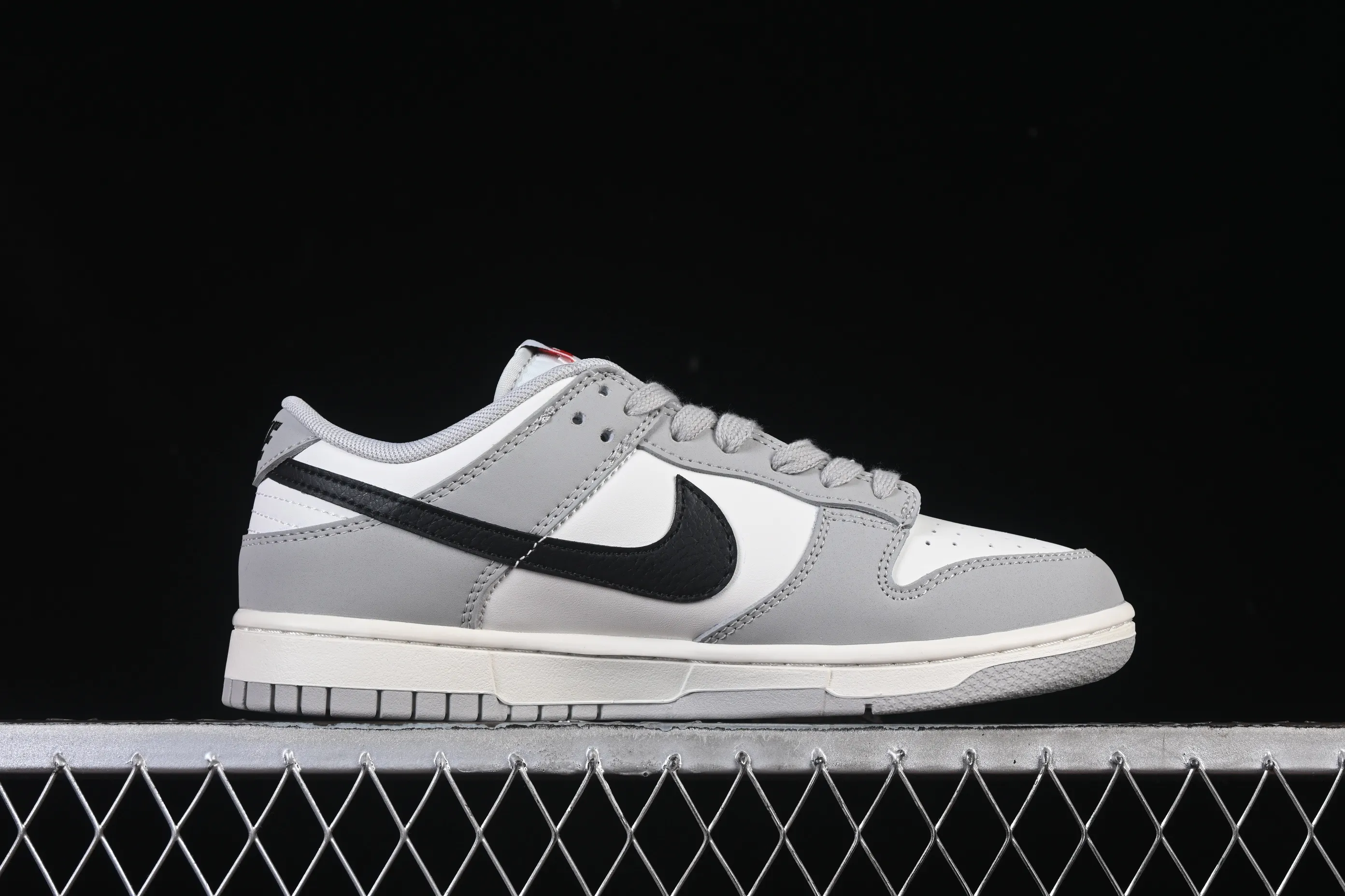 All categories Nk SB Dunk series Nk SB Dunk Low low-top sneakers Nike SB Dunk Low white, black and gray low-top casual sneakers IB3079-101